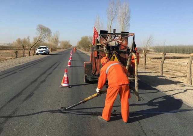 用路面灌縫膠修補裂縫為什么不在冬天施工